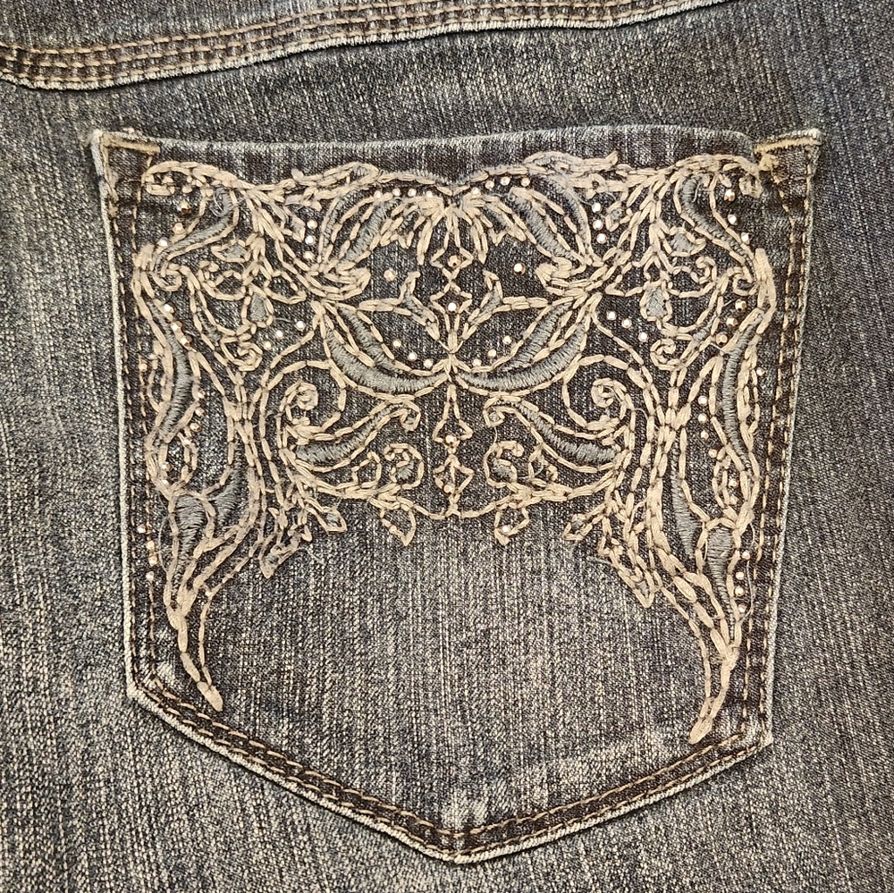 🎈2/$15 Denim capris size 10. (L2) - Picture 8 of 8